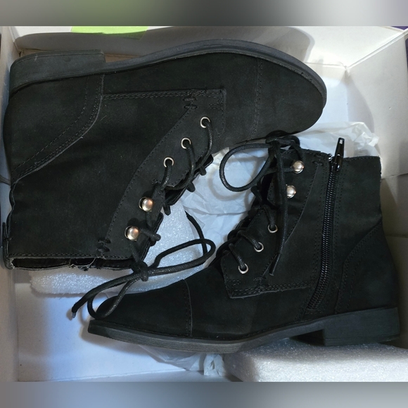 5 1/2 Madden Girl Black Lace Up Boots - Picture 1 of 1